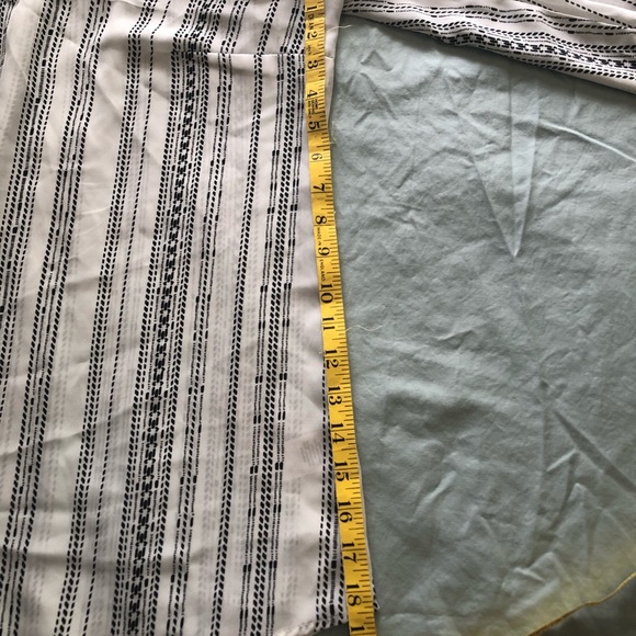 Maurice’s Sz. L Off-white top with black pattern - Picture 9 of 12